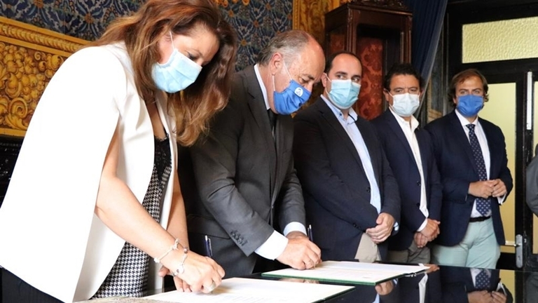 Firma del acuerdo en el Sal&oacute;n de Plenos