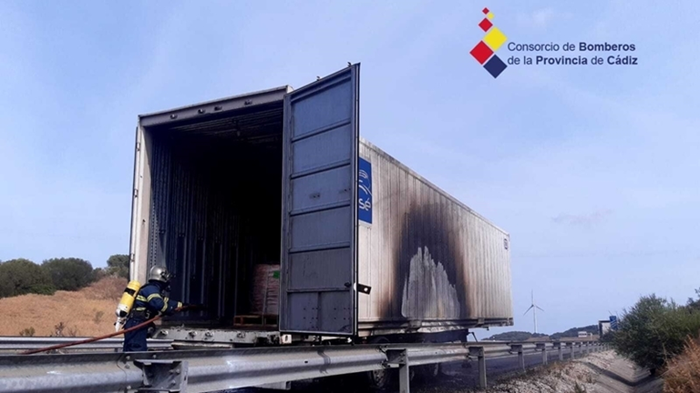 Estado del camion incendiado. Bomberos