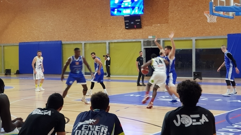 Un instante del encuentro jugado en Marbella UDEA Baloncesto