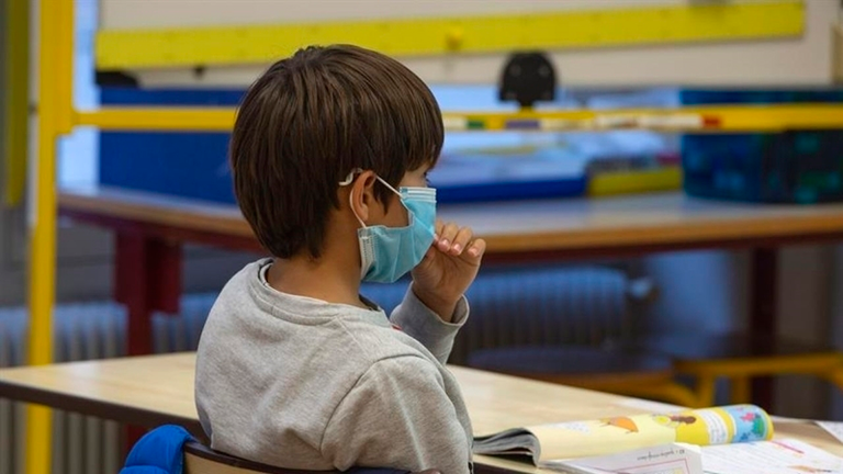 Un ni&ntilde;o con mascarillas