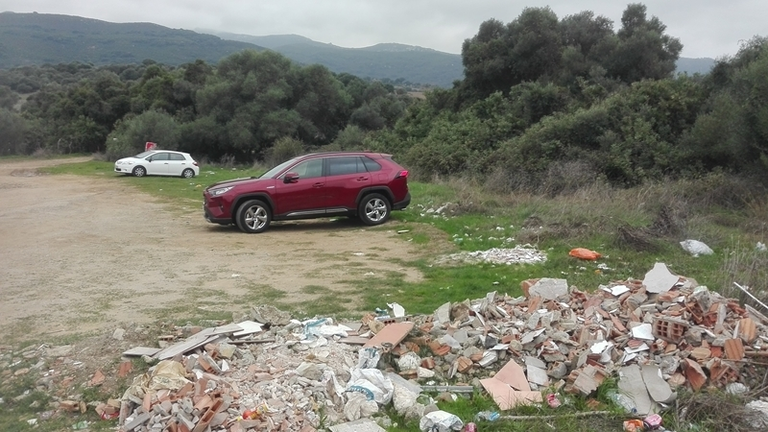 Escombrera en la entrada de la Garganta del Capitan