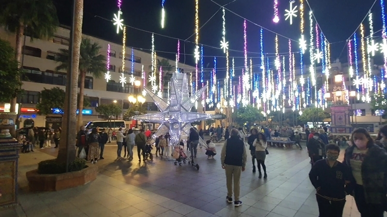 Ambiente en la Plaza Alta con el Alumbrado Navide&ntilde;o