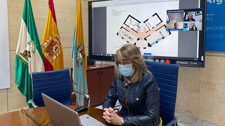 Pintor presenta el proyecto a la familia