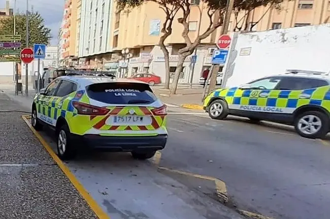 POLIC&Iacute;A LA L&Iacute;NEA