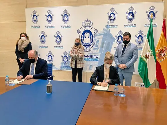 Ana Mestre y Jos&eacute; Ignacio Landaluce durante la firma