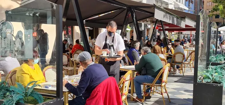 Terraza de una cafeter&iacute;a del centro de Algeciras