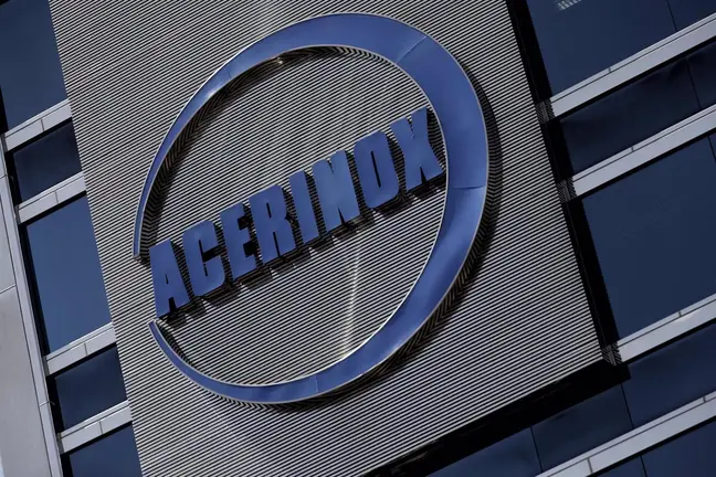 Detalle del logo de Acerinox en el edificio de su sede en Madrid (Espa&ntilde;a) 