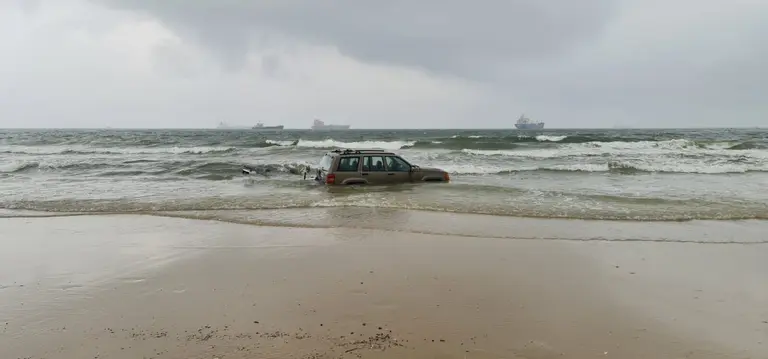 Coche encallado en la playa de El Rinconcillo / Foto hecha por Marta Boe HS