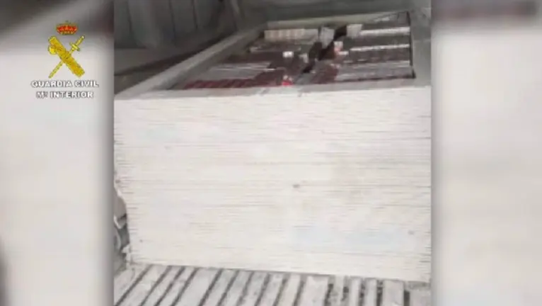 Tabaco escondido entre placas de pladur - Guardia Civil