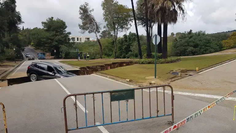 Socav&oacute;n en Sotogrande producido por las intensas lluvias