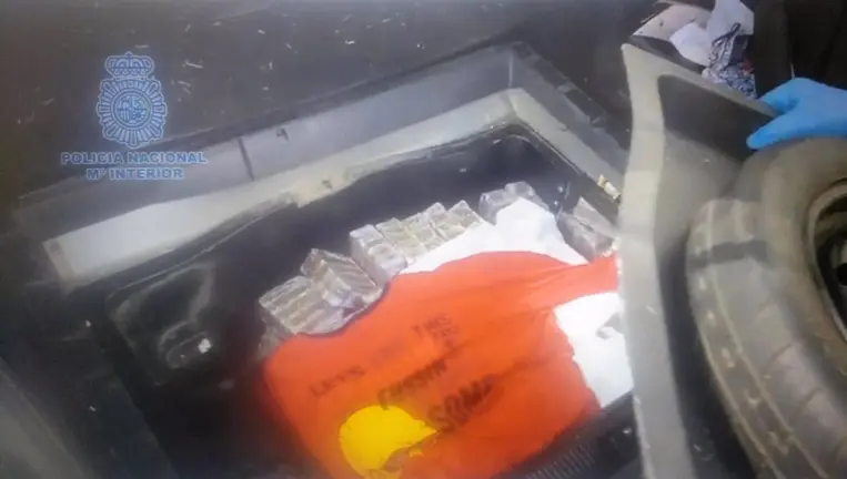 Droga oculta bajo la rueda de repuesto de un veh&iacute;culo interceptado en Algeciras - POLIC&Iacute;A NACIONAL