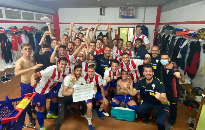 El Algeciras celebrando la victoria en el vestuario
