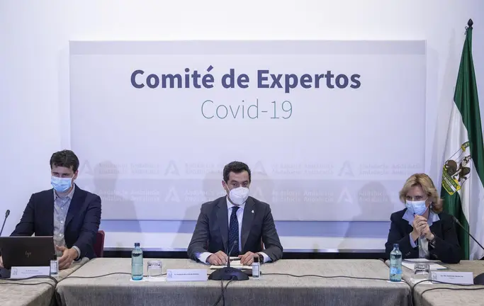 El presidente de la Junta de Andaluc&iacute;a, Juanma Moreno (c), en la reuni&oacute;n del Consejo Asesor de Alertas de Salud P&uacute;blica de Alto Impacto (Comit&eacute; de Expertos), para abordar asuntos relacionados con el Covid-19