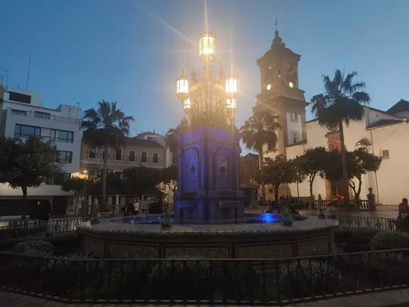 Fuente de la Plaza Alta iluminada por el D&iacute;a Mundial del Autismo
