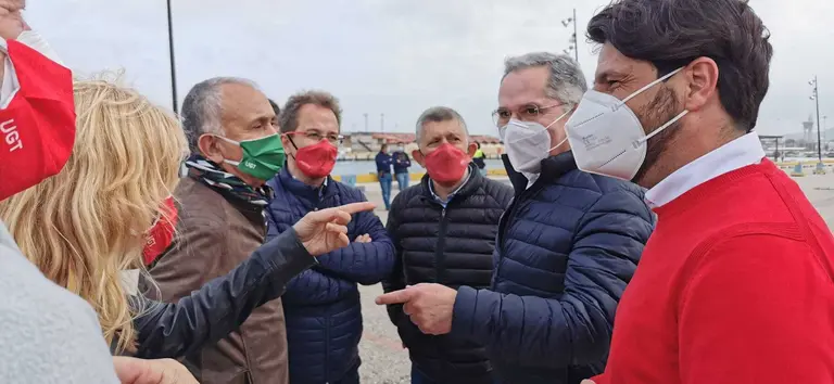 Sergio Pelayo y Jacinto Mu&ntilde;oz junto a representantes de UGT