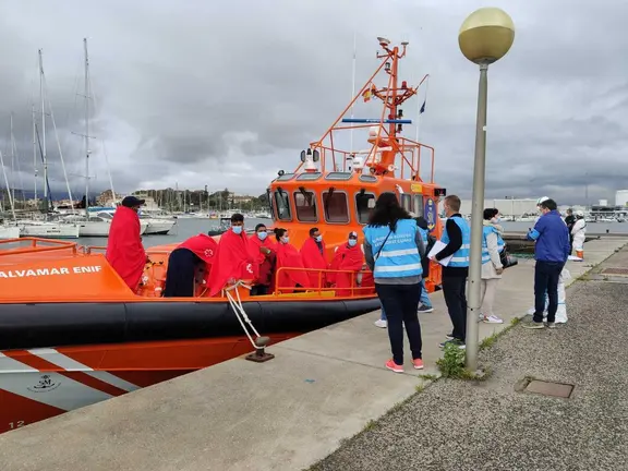 Inmigrantes rescatados de una patera por Salvamento - ARCHIVO