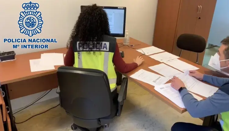 Una agente de la Polic&iacute;a inspeccionando documentaci&oacute;n en un ordenador&nbsp;