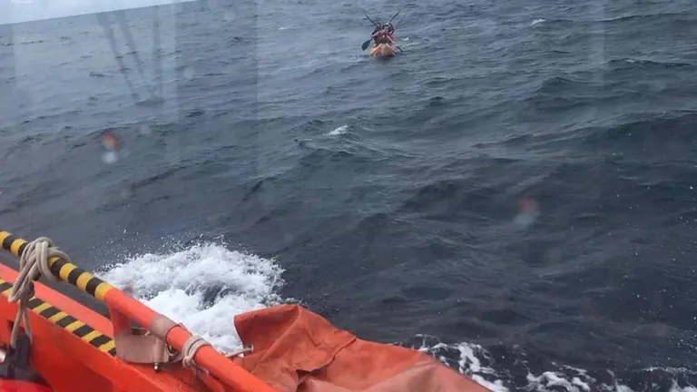 Rescate de inmigrantes en kayak