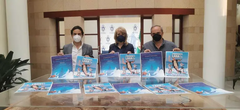 Pintor y Lara con los carteles de los espect&aacute;culos presentados en el d&iacute;a de hoy.