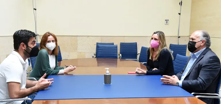 Landaluce, Susana P&eacute;rez y Mar&iacute;a Jos&eacute;, t&eacute;cnica de turismo del Ayuntamiento de Algeciras, junto a Ram&oacute;n Mich&aacute;n, presidente de la asociaci&oacute;n Hosteal