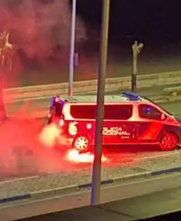 Un furg&oacute;n de la Polic&iacute;a en los disturbios de La L&iacute;nea - POLIC&Iacute;A NACIONAL