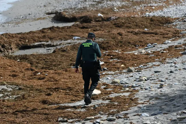 Un guardia civil, en una playa de Benz&uacute;, en Ceuta, en una imagen de archivo - Antonio Sempere - EUROPA PRESS