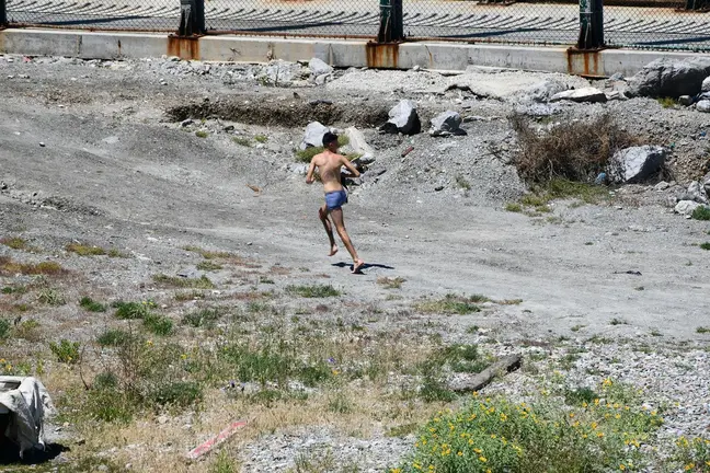 Un joven migrante marroqu&iacute; sale de una playa de Ceuta - Antonio Sempere - Europa Press