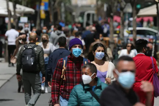 Varias personas caminan con mascarilla - C&eacute;zaro De Luca - EUROPA PRESS