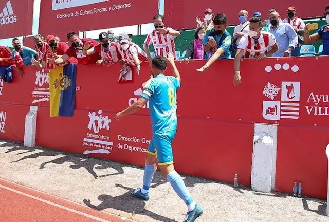 Iv&aacute;n saluda a la afici&oacute;n. ACF