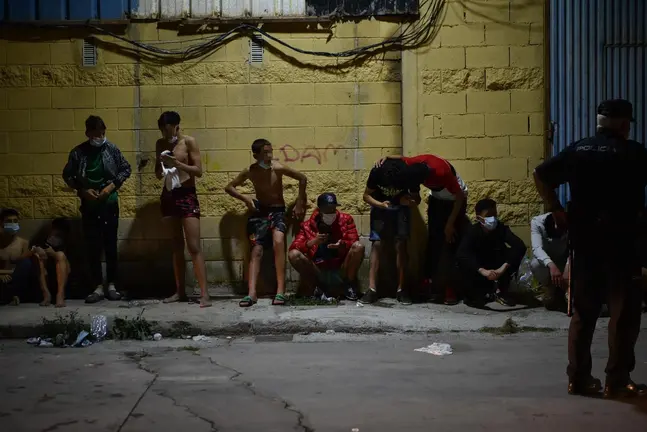 Migrantes descansan tras su llegada a la playa del Tarajal, este pasado d&iacute;a 17 - Antonio Sempere - Europa Press