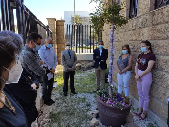 Minuto de silencio frente al &aacute;rbol de la esperanza plantado en la fachada de Subdelegaci&oacute;n este mi&eacute;rcoles - SUBDELEGACI&Oacute;N DEL GOBIERNO