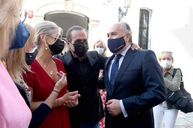 El alcalde y la consejera de Cultura, Patricia del Pozo, con Pepe de Luc&iacute;a, hermano del genio de la guitarra algecire&ntilde;o