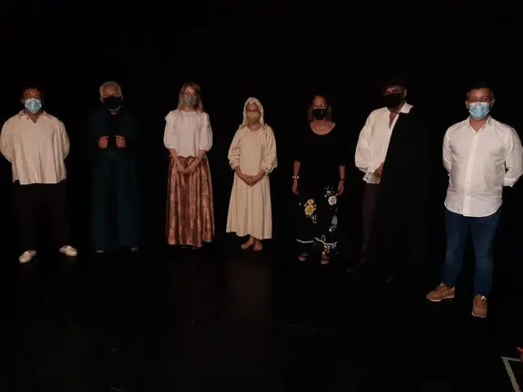Elenco de actores junto a la delegada de Cultura, Pilar Pintor