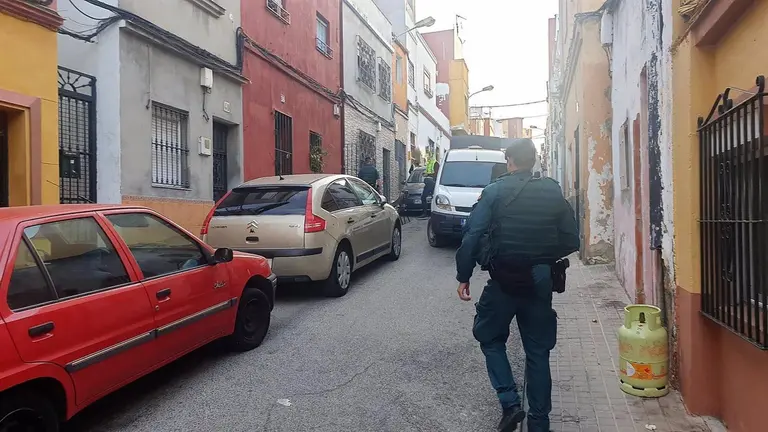 Un agente de la Guardia Civil en la zona de la Bajadilla en Algeciras durante una operaci&oacute;n antidroga