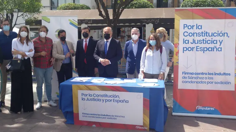 PP de Algeciras recoge firmas en contra de los indultos