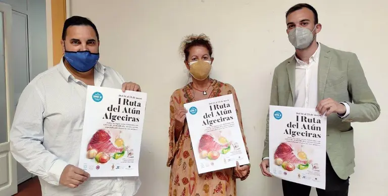 El coordinador de la delegaci&oacute;n de Desarrollo Social de Diputaci&oacute;n de C&aacute;diz, Daniel Moreno, junto con la Asociaci&oacute;n de Peque&ntilde;as y Medianas Empresas de Algeciras (Apymeal), en la presentaci&oacute;n de la primera Ruta del At&uacute;n de Algeciras