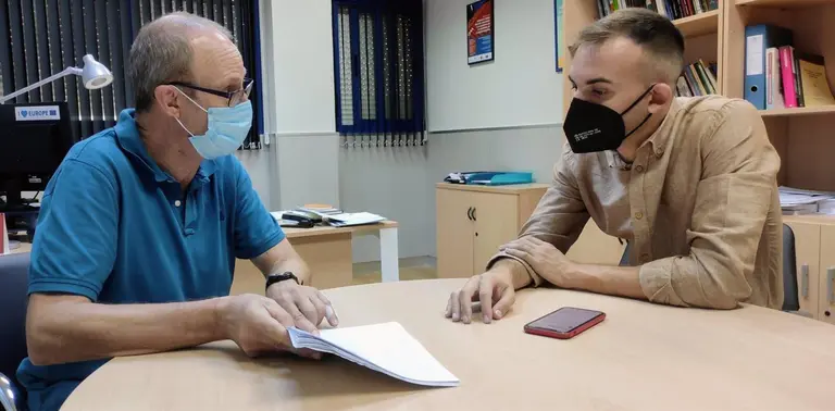 El responsable de la delegaci&oacute;n de Desarrollo Social de la Diputaci&oacute;n de C&aacute;diz, Daniel Moreno, durante la reuni&oacute;n con el director de Relaciones Institucionales del Campus Bah&iacute;a de Algeciras de la UCA, Jes&uacute;s Verd&uacute;