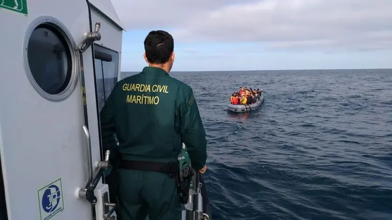 Rescate de una patera en el Estrecho