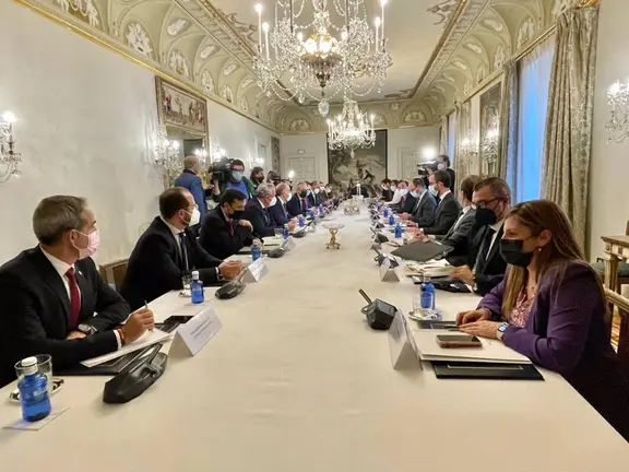 Reuni&oacute;n de Albares con representantes de la comarca