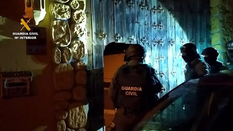 La Guardia Civil, procediendo a uno de los registros