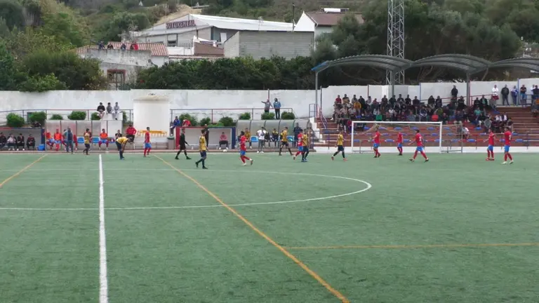 El derbi sanroque&ntilde;o cont&oacute; con una buena asistencia de p&uacute;blico