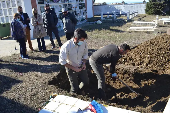 COMIENZA EXHUMACI&Oacute;N FOSA COM&Uacute;N (1)