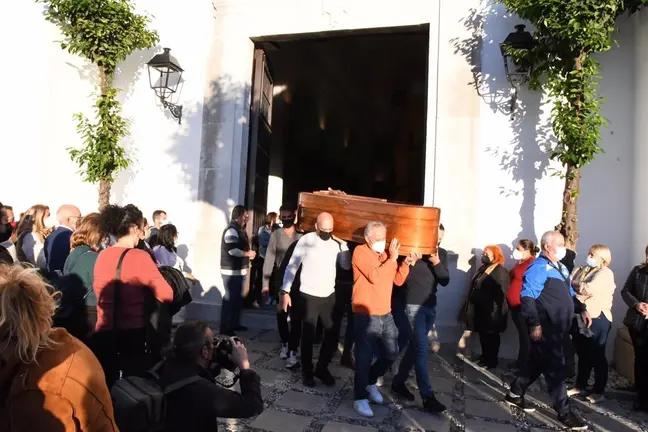 Numerosos vecinos han dado el &uacute;ltimo adi&oacute;s a Mar&iacute;a Isabel FOTO: MULTIMEDIA