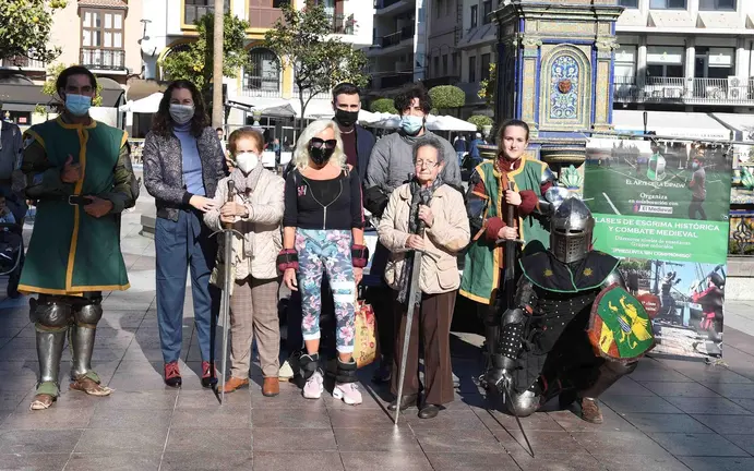 EXHIBICI&Oacute;N DE COMBATE CON ESPADAS