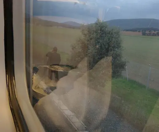 El revisor habla por tel&eacute;fono fuera del tren durante una aver&iacute;a