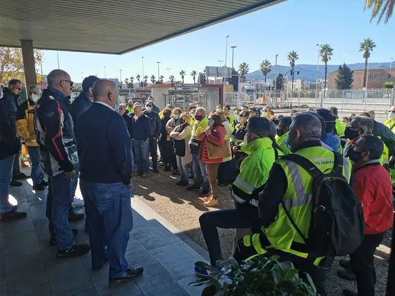 Los delegados sindicales, informando a la plantilla de APM