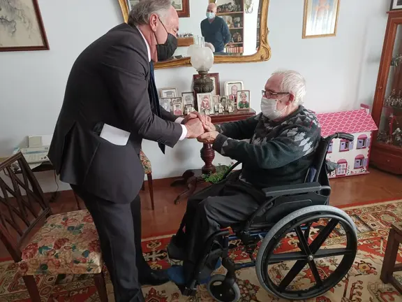 Del Castillo, recibiendo la insignia de la ciudad
