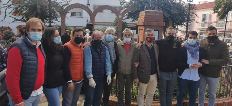 Concejales de Algeciras y vecinos de San Isidro, en la zambomba
