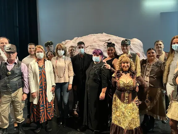 Las delegadas con parte de los actores del musical