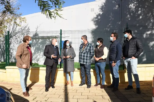 Visita de los responsables municipales y vecinales al dep&oacute;sito.